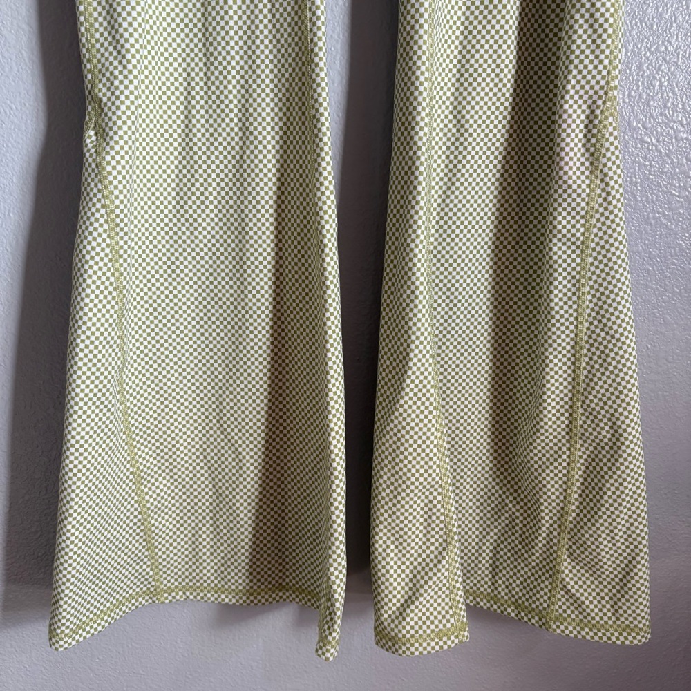 Fabletics Crossover Flare - Picture 5 of 10